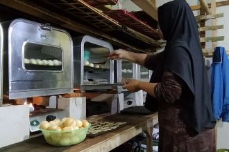 Proses pembuatan ladu jajanan tradisional khas kota batu Sumber Foto: Istimewa