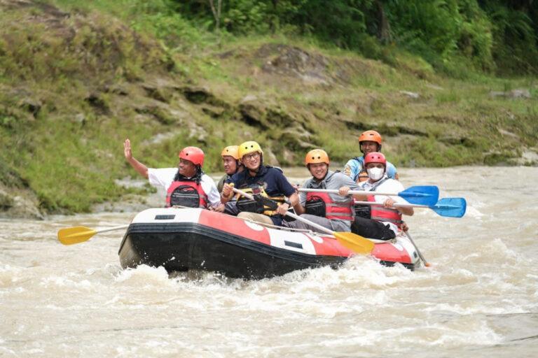 Menteri Pariwisata dan Ekonomi Kreatif menjajal Arum Jeram di Desa Wisata Sumber: Istimewa