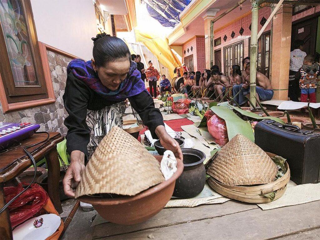 Mbok Dukun yang sedang melayani dalam upacara adat Sumber Foto: jadesta.kemenparekraf.go.id