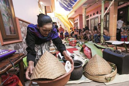 Mbok Dukun yang sedang melayani dalam upacara adat Sumber Foto: jadesta.kemenparekraf.go.id