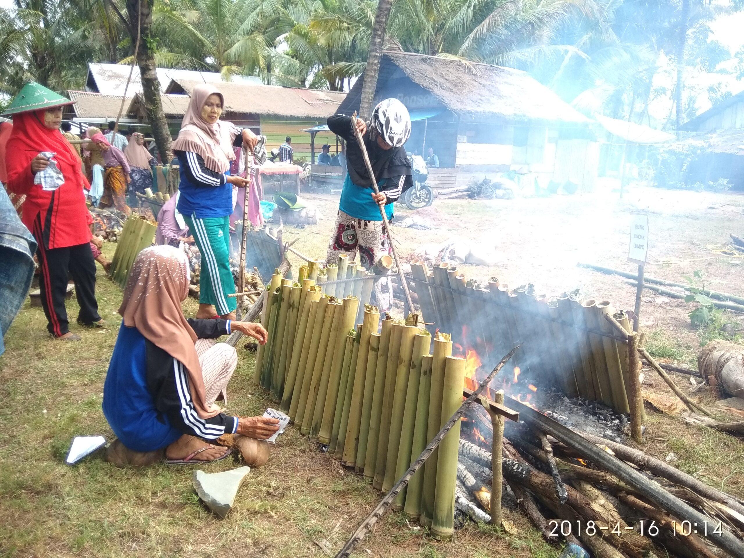 Proses pembakaran Malamang. Sumber Foto: Pesisir Selatan