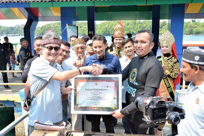 Sandiaga Uno saat meresmikan Desa Wisata Iboih didampingi Pj Wali Kota Sabang Reza Fahlevi dan Kadisbudpar Aceh Almuniza Kama Sumber foto: sabangkota.go.id