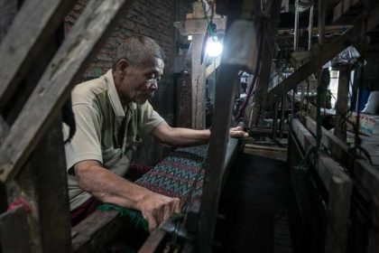 Proses produksi sarung tenun goyor secara manual di Desa Pojok, Sukoharjo Sumber foto: Istimewa