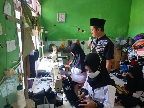 Proses pembuatan songkok Sumber foto: Istimewa