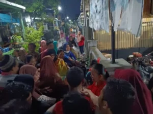 Warga Yosowilangun merayakan lebaran ketupat dengan berkeliling rumah berburu snack usai Salat Subuh Sumber: Istimewa