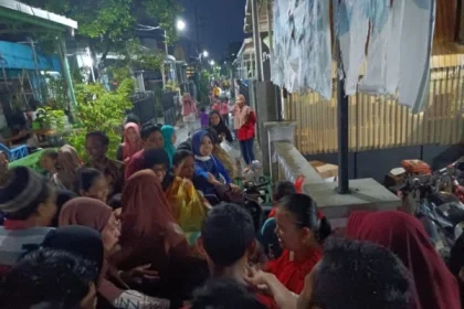 Warga Yosowilangun merayakan lebaran ketupat dengan berkeliling rumah berburu snack usai Salat Subuh Sumber: Istimewa