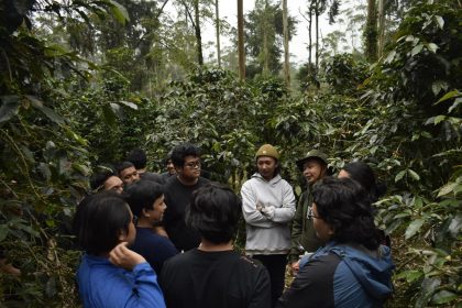 Para Wisatawan Mengikutii Trip dan Edukasi Kopi di Alamendah. Sumber: Pokdarwis Alamendah
