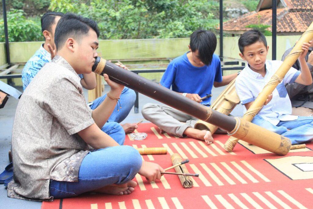 Maksimalkan Potensi Desa, Wisata Alamendah Dongkrak Jumlah Pengunjung Masyarakat Desa Wisata Alamendah Sedang Praktik Musik Tradisional. Sumber: Pokdarwis Alamendah