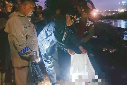 Polsek Sirimau Saat Mengevakuasi Jasad Bayi. Sumber: Dok. Polresta Ambon