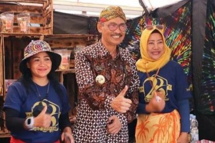 Penjabat Bupati Kulon Progo, Tri Saktiyana saat menghadiri pameran Ekraf di Pantai Congot Sumber Foto: kulonprogokab.go.id