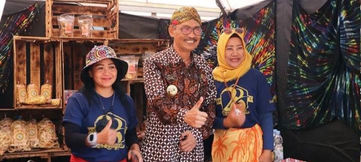 Penjabat Bupati Kulon Progo, Tri Saktiyana saat menghadiri pameran Ekraf di Pantai Congot Sumber Foto: kulonprogokab.go.id