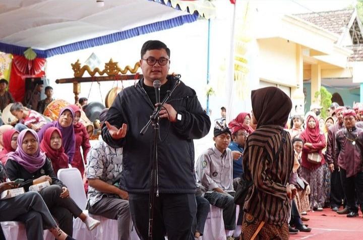 Bupati Kediri Mas Dhito saat menghadiri Grebeg Syawal dan Launching Desa Wisata Sidomulyo, Kecamatan Wates, Sabtu (29/4/2023). Sumber Foto: kedirikab.go.id