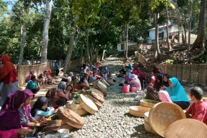 Masyarakat Desa Cikakak Sedang Berkumpul Melaksanakan Tradisi Setempat. Sumber: Jadesta