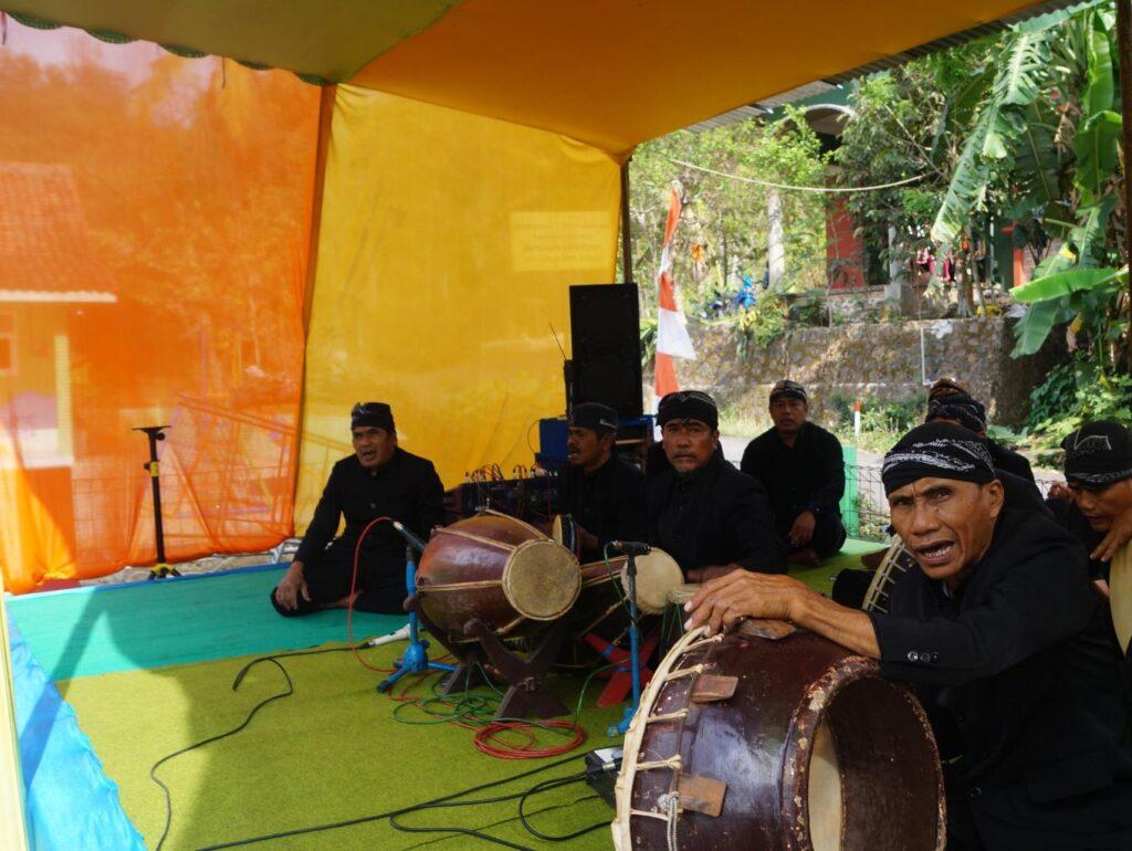 Warga Desa Cikakak Sedang Memainkan Al;at Musik Gamelan. Sumber: Jadesta