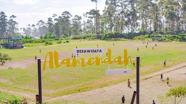Maksimalkan Potensi Desa, Wisata Alamendah Dongkrak Jumlah Pengunjung Padang Sabana dan Plakat Selamat Datang Desa Wisata Alamendah. Sumber: Pokdarwis Alamendah