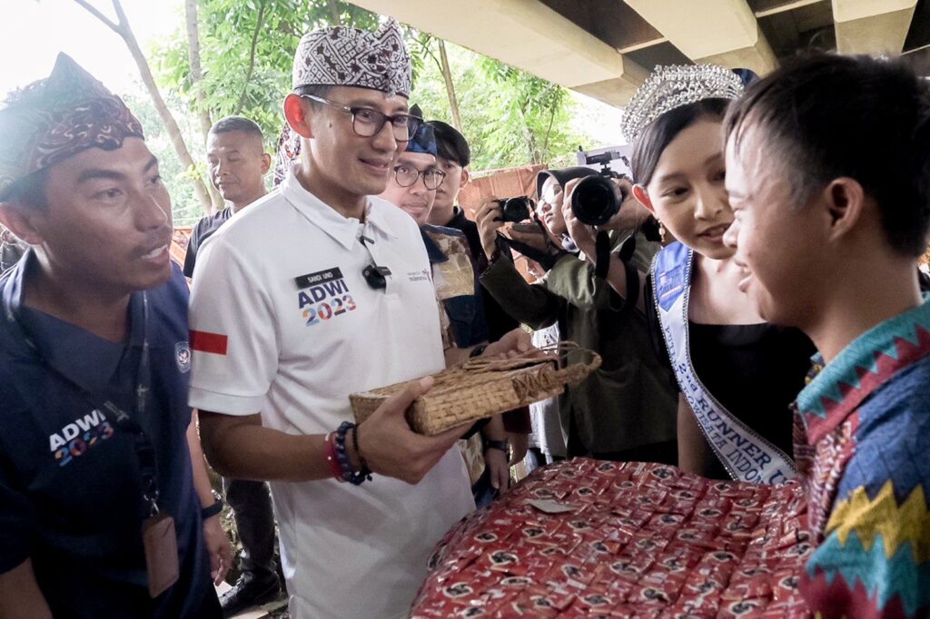 Menparekraf Sandiaga Salahuddin Uno saat meninjau produk UMKM Desa Wisata Keranggan, Tangsel (7/5/2023). Sumber Foto: kemenparekraf.go.id