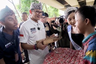 Menparekraf Sandiaga Salahuddin Uno saat meninjau produk UMKM Desa Wisata Keranggan, Tangsel (7/5/2023). Sumber Foto: kemenparekraf.go.id