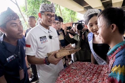 Menparekraf Sandiaga Salahuddin Uno saat meninjau produk UMKM Desa Wisata Keranggan, Tangsel (7/5/2023). Sumber Foto: kemenparekraf.go.id