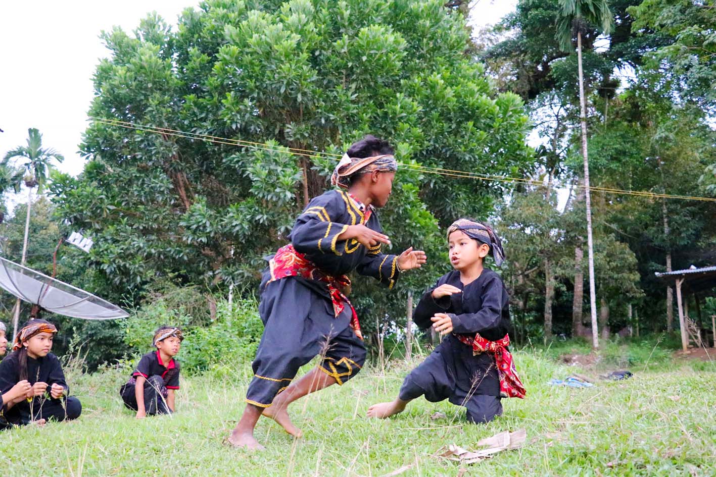 Bela Diri Khas Desa Nyarai Salah satu Destinasi Budaya Lokal yang disuguhkan ke wisatawan yang datang. Sumber foto : Pengelola Desa Wisata Nyarai.