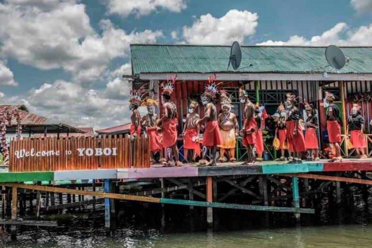 Masyarakat Suku Sentani yang menghuni Kampung Yoboi, Jayapura. Sumber Foto: Istimewa