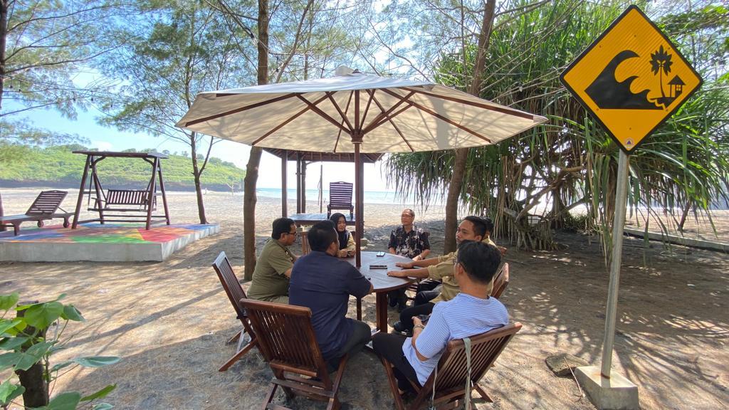 Fasilitas payung teduh di Pantai Ngiroboyo salah satu Destinasi Desa Wisata Sendang. Sumber foto : Pengelola Desa Wisata Sendang.