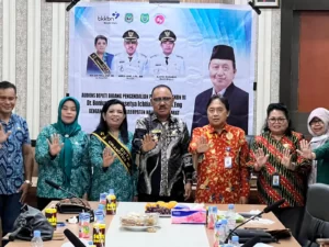 Deputi Pengendalian Penduduk (Dalduk) BKKBN RI Dr. Bonivasius Prasetya Ichtiarto, S.Si., M.Eng melihat perkembangan Kampung KB di Kabupaten Halmahera Barat Sumber Foto: Istimewa