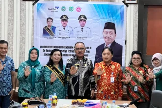 Deputi Pengendalian Penduduk (Dalduk) BKKBN RI Dr. Bonivasius Prasetya Ichtiarto, S.Si., M.Eng melihat perkembangan Kampung KB di Kabupaten Halmahera Barat Sumber Foto: Istimewa