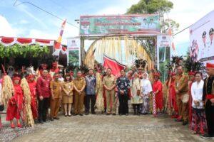 Bupati Minahas Selatan Franky Donny Wongkar bersama perwakilan KPK RI saat meninjau Desa Wiau Lapi Sumber Foto: Istimewa