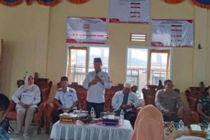Kepala DPMD Kabupaten Lahat, Darul Efendi beserta jajarannya didampingi forkopimcam Mulak Ulu saat melakukan penilaian di desa Mengkenang, Rabu (3/5/2023). Sumber Foto: humas.polri.go.id