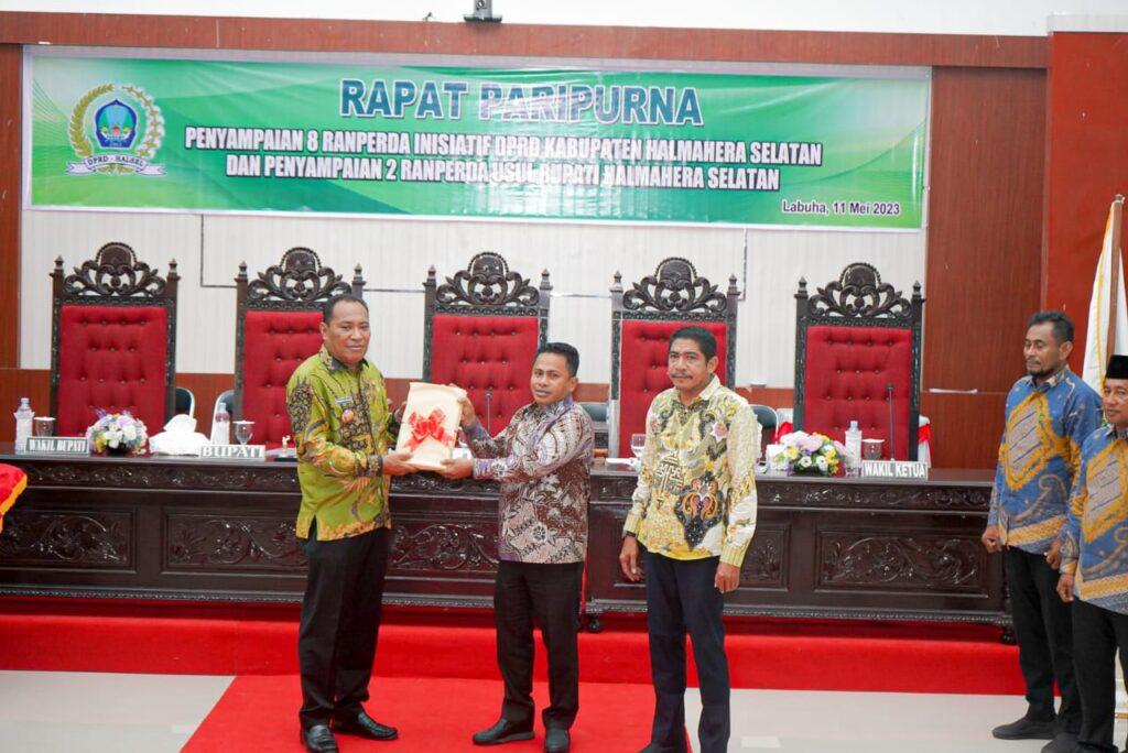 Bupati Halmahera Selatan H. Usman Sidik saat menghadiri rapat paripurna bersama DPRD Kabupaten Halmahera Selatan, Kamis(11/5/2023) Sumber Foto: Istimewa