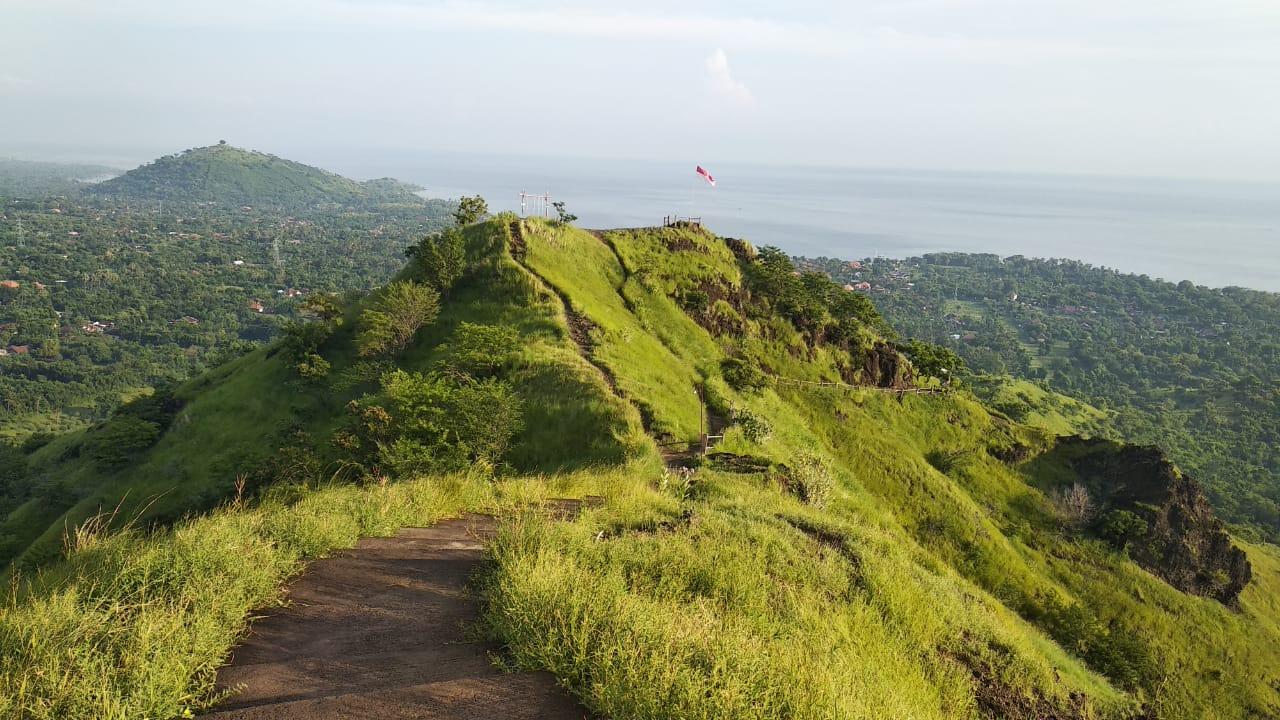 Bukit Pulaki sebagai destinasi alam daratan di Desa Wisata Pemuteran. Sumber foto : Pengelola Desa Wisata Pemuteran.