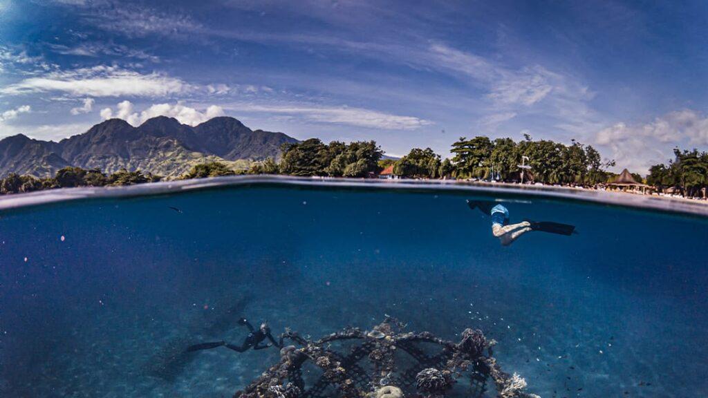 Panorama keindahan laut biru Pantai Desa Wisata Pemuteran dari atas drone. Sumber foto : Pengelola Desa Wisata Pemuteran.