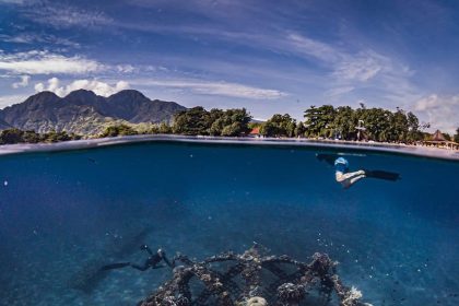 Panorama keindahan laut biru Pantai Desa Wisata Pemuteran dari atas drone. Sumber foto : Pengelola Desa Wisata Pemuteran.