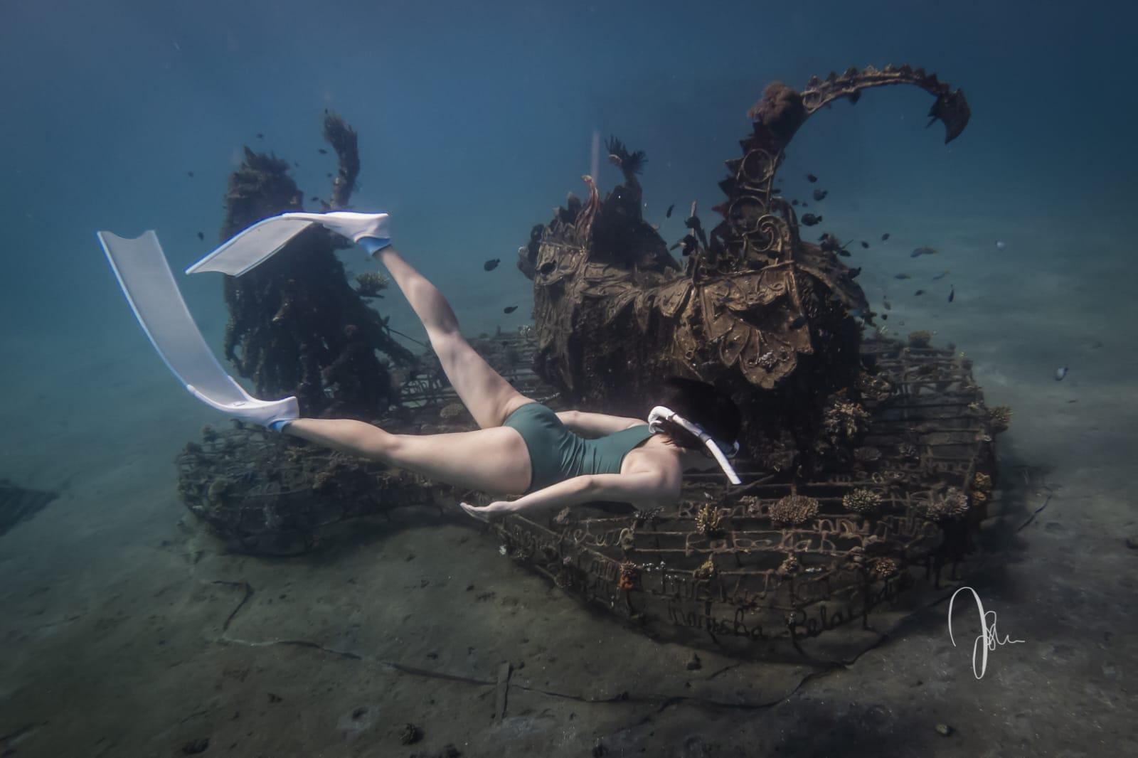 Wisatawan melakukan olahraga Diving untuk melihat keindahan terumbu karang di Desa Wisata Pemuteran. Sumber foto : Pengelola Desa Wisata Pemuteran.