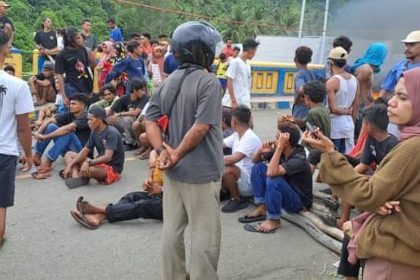 Warga memblokade akses jalan utama Desa Mira, Senin (22/5/2023) Sumber Foto: Istimewa