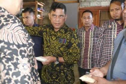 Kakanwil Kemenkumham Sulbar, Parlindungan dan tim Kekayaan Intelektual melakukan pendampingan langsung terhadap usaha pembudidayaan jamur tiram dan pengolahan hasilnya di desa Salupangkang Kabupaten, Selasa (16/5/2023). Sumber Foto: Istimewa