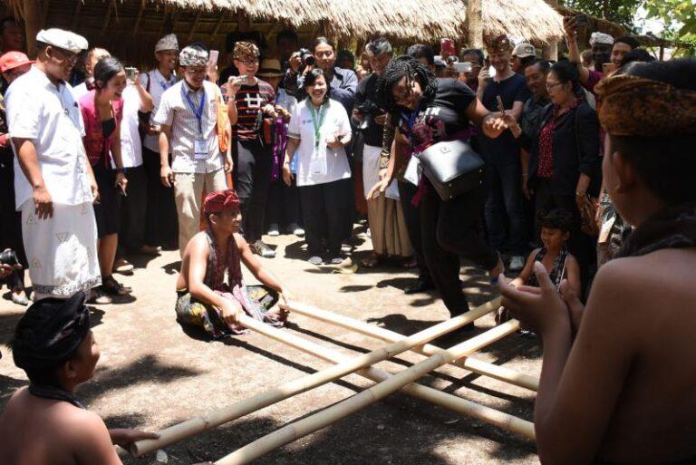 Mecagcag salah satu permainan lokal Bali Sumber Foto: Istimewa