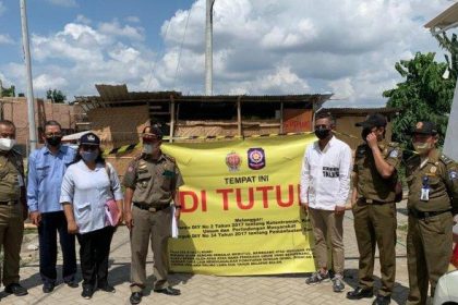 Satpol PP DIY Segel Tanah Kas Desa yang disalahgunakan. Sumber Foto: Istimewah