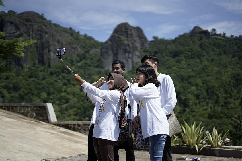 Gunung purba di Desa Wisata Nglanggeran sebagai latar belakang untuk swa foto selfi. Sumber foto : Pengelola Desa Wisata Nglanggeran.