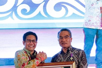 Bupati Bantul Mendapat Penghargaan Piagam Lencana Sakti Transmigrasi dari Menteri Desa PDTT Sumber: Instagram @pemkabbantul.