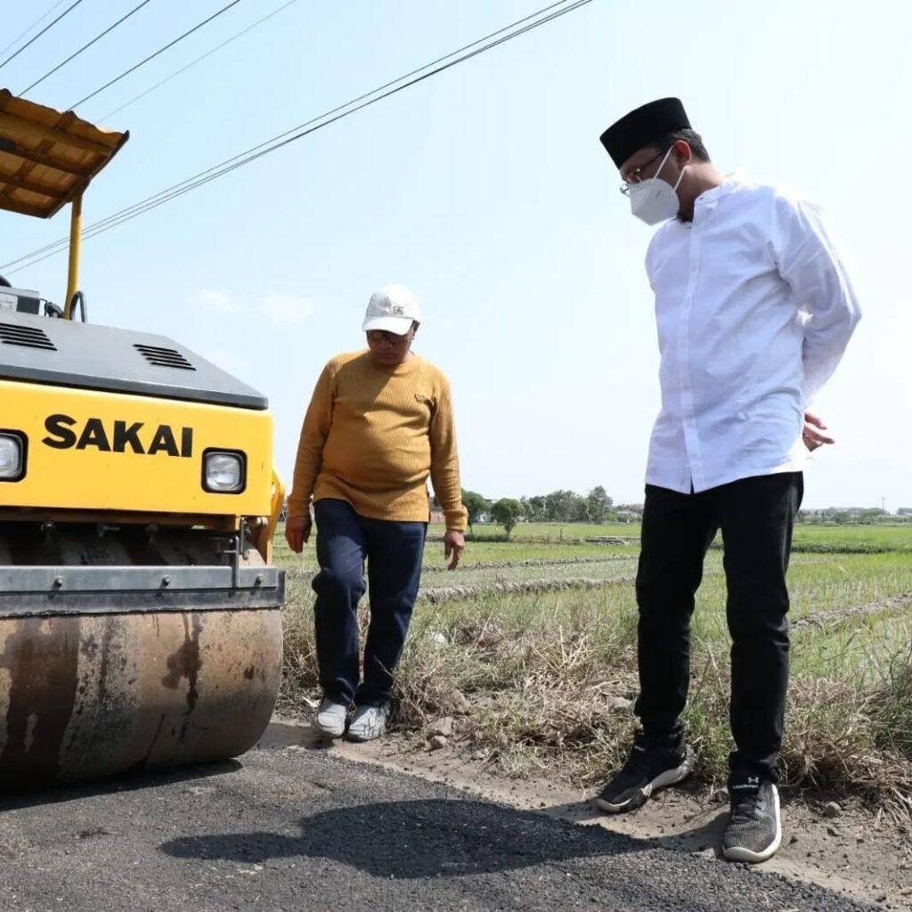 Bupati Sidoarjo Saat Meninjau Pembangunan Jalan Sumber: Instagram @pemkabsidoarjo