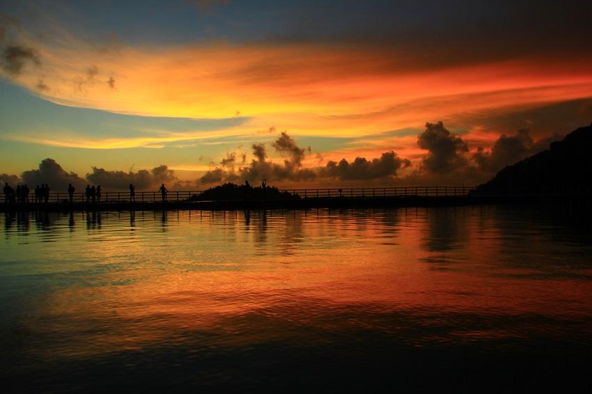 Terlihat panorama sunset di Embung Desa Wisata Nglanggeran yang indah. Sumber foto : Pegelola Desa Wisata Nglanggeran.