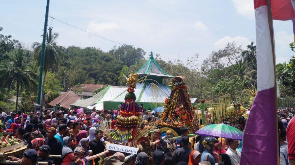 Akulturasi Agama Dan Tradisi Dalam Desa Wisata Cikakak - Kolom Desa