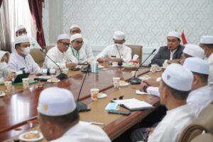 Bupati tanah bumbu pimpin rapat program satu desa satu masjid. Sumber Foto: tanahbumbukab.go.id