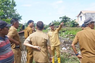 Walikota Pariaman Genius Umar di Pariaman saat minjau pembukaan jalan Sumber: Instagram @geniusumar
