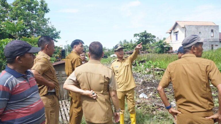 Walikota Pariaman Genius Umar di Pariaman saat minjau pembukaan jalan Sumber: Instagram @geniusumar