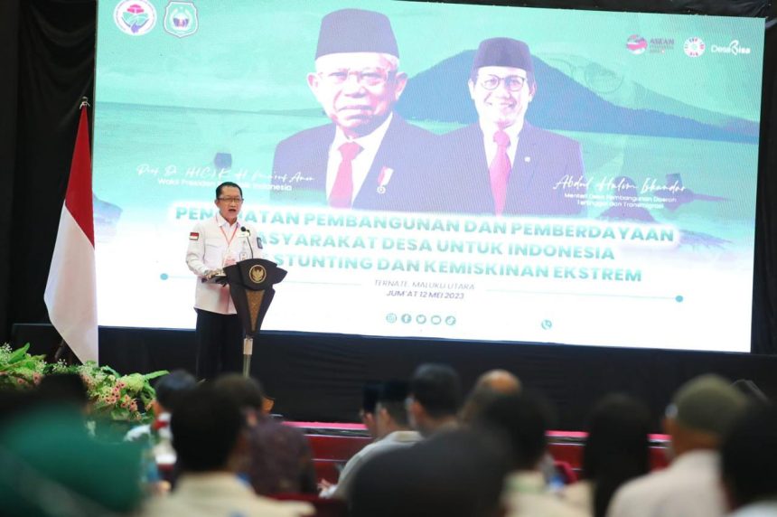 Sekjen Kemendesa PDTT Taufik Madjid memberikan laporan kepada Wapres Ma’ruf Amin dalam rapat koordinasi penguatan pembangunan dan pemberdayaan masyarakat desa untuk Indonesia bebas stunting dan kemiskinan ekstrem, di Sahid Bela Ternate, Jumat (12/5/23). Sumber Foto: Humas Kemendes PDTT