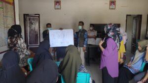 Tim kerja Program Penyehatan lingkungan Dinkes Prov Sulbar saat melaksanakan kegiatan Pemicuan Jamban Sehat Sumber Foto: dinkes.sulbarprov.go.id