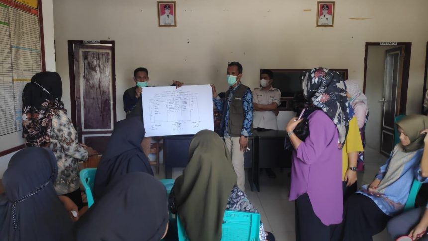 Tim kerja Program Penyehatan lingkungan Dinkes Prov Sulbar saat melaksanakan kegiatan Pemicuan Jamban Sehat Sumber Foto: dinkes.sulbarprov.go.id