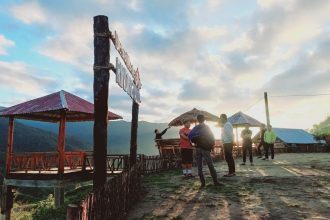 Pemandangan sunrise yang bisa dinikmati di Desa Rinding Allo Sumber Foto: Istimewa